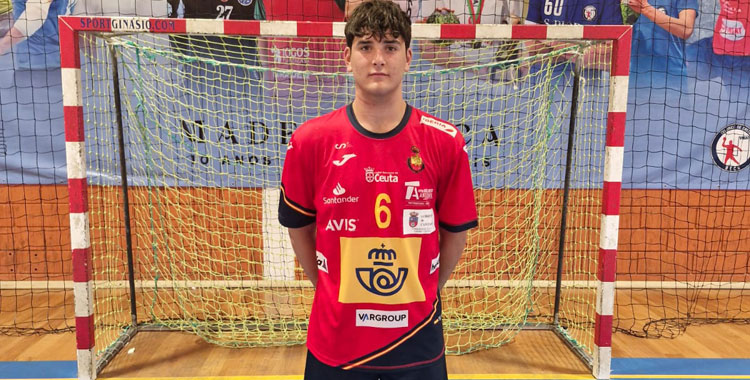 Pablo Sánchez posando con la elástica nacional. Foto: Córdoba de Balonmano