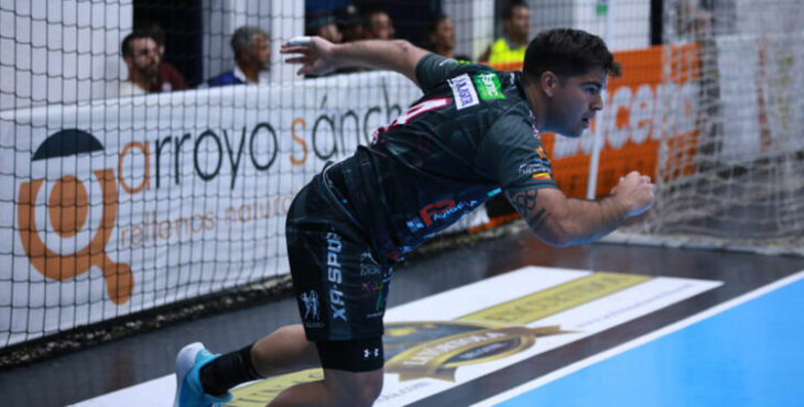 Echando a andar. El Ángel Ximénez, como Pablo Simonet en esta imagen, está listo para ponerse en marcha. Foto: Club Balonmano Ángel Ximénez Puente Genil