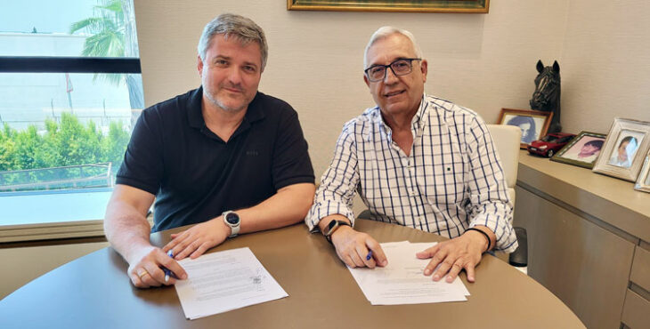 Paco Bustos posando junto al presidente Mariano Jiménez tras la firma del nuevo contrato como entrenador. Foto: Ángel Ximénez Puente Genil