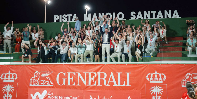 El público haciendo la ola en la grada principal de la pista central Manolo Santana de El Pandero.