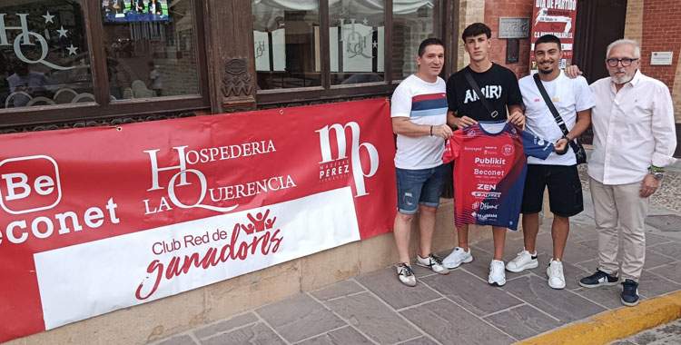 Rafalillo y Rafa Mancha posando con su nueva camiseta. Foto: CD Bujalance FS
