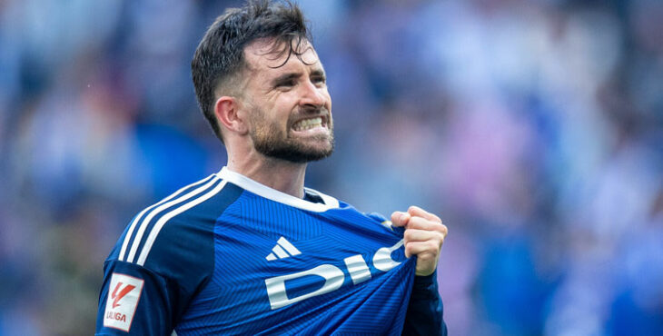 Sebastián Moyano con la elástica del Real Oviedo. Foto: @ActualidadZGZ