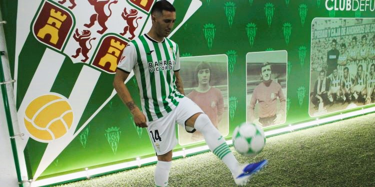 Sergi Guardiola tocando el balón de nuevo con su dorsal 14 como blanquiverde.