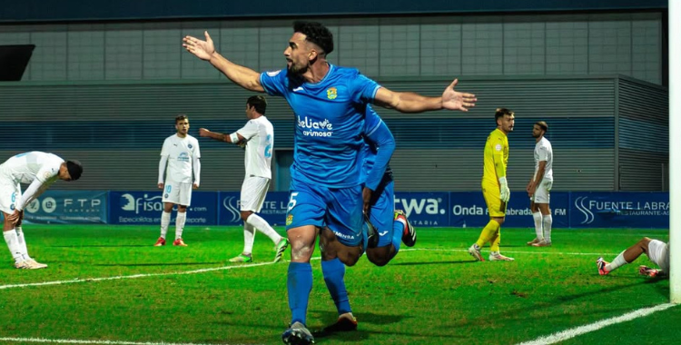 Antonio Moyano jugando con el Fuenlabrada en la temporada 2024-25