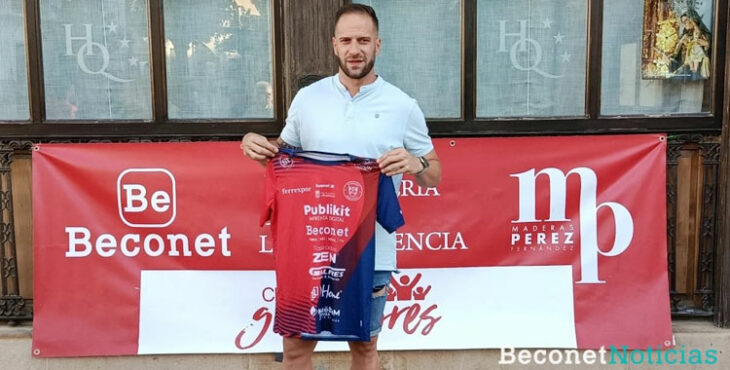 Solano con su nueva camiseta, la de su casa en realidad. Foto: Beconet Noticias