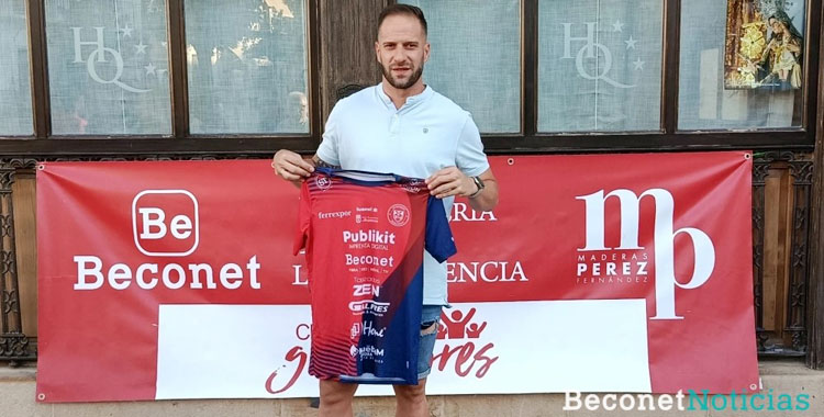 Solano con su nueva camiseta, la de su casa en realidad. Foto: Beconet Noticias