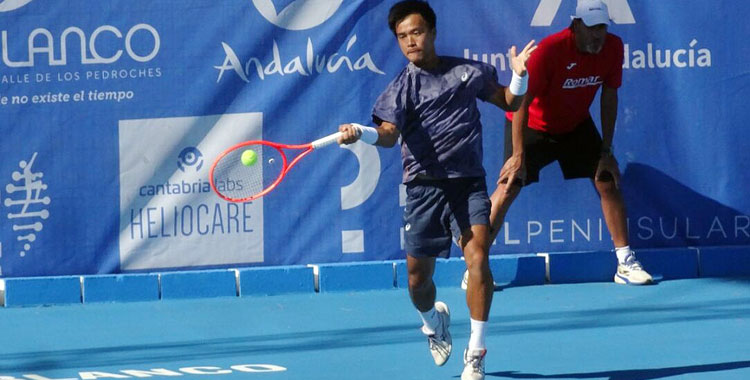 Fajing Sun golpea de 'drive' durante el partido. Foto: www.tennispozoblanco.com