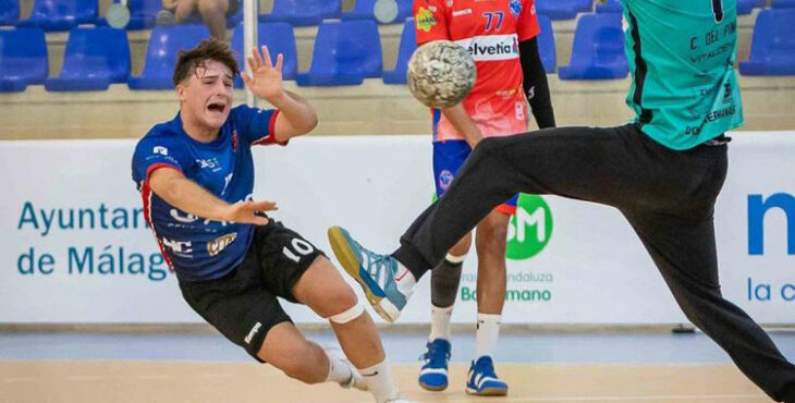Antonio Verdejo en una acción desde el extremo. Imagen: Photo Eugenio / La Salle Balonmano