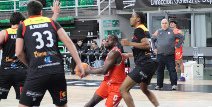 Xavier Newson jugando contra el Peñarroya el pasado curso. Foto: Basketpasion.es