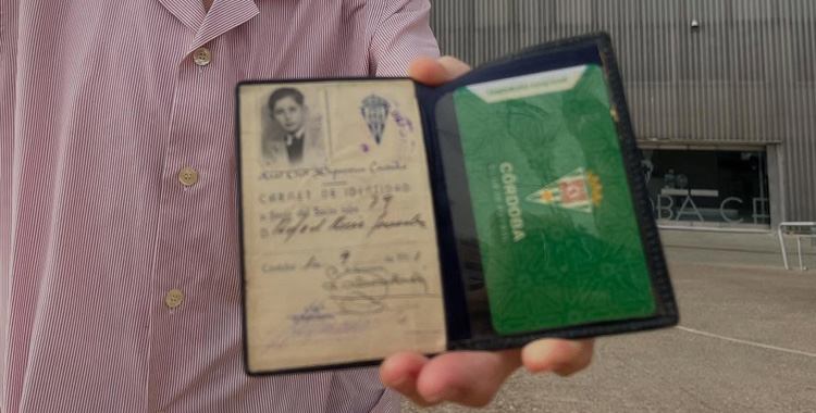Un veterano aficionado muestra su primer abono y el de la 2025-26.