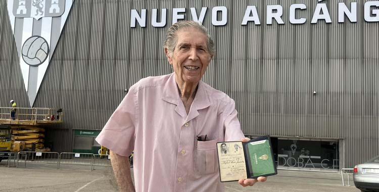 Un veterano socio del Córdoba muestra su abono de la 2025-26.