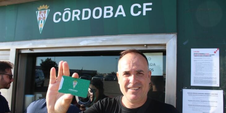 Un abonado cordobesista recogiendo su carnet renovado mientras los nuevos seguidores blanquiverdes tramitaban sus altas.
