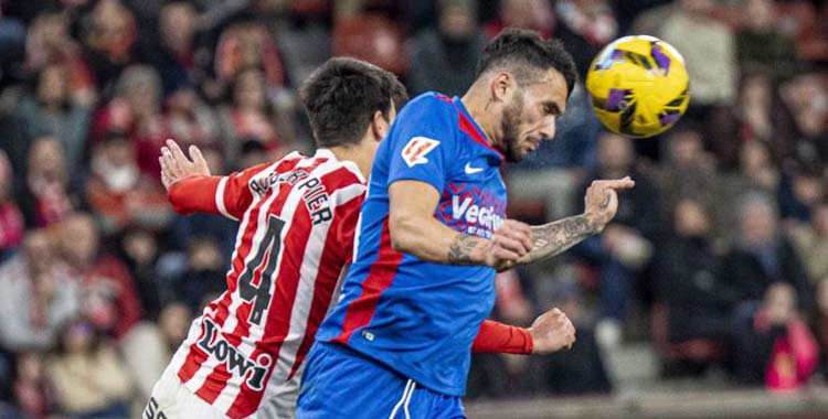 Álex Martín en un partido con el Elche del pasado curso.