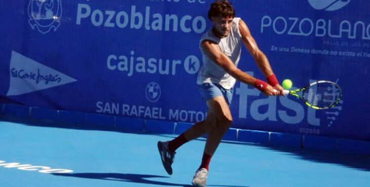 Álex Martínez golpeando la bola de revés a dos manos. Foto: www.tenispozoblasnco.com