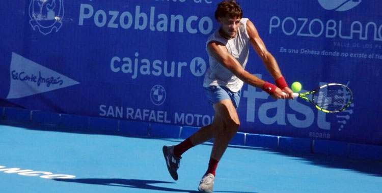 Álex Martínez golpeando la bola de revés a dos manos. Foto: www.tenispozoblasnco.com