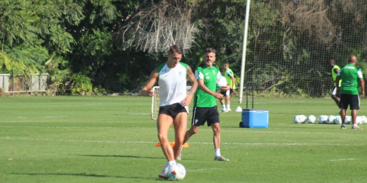 Álex Sala circulando el balón bajo la atenta mirada de Iván Ania.