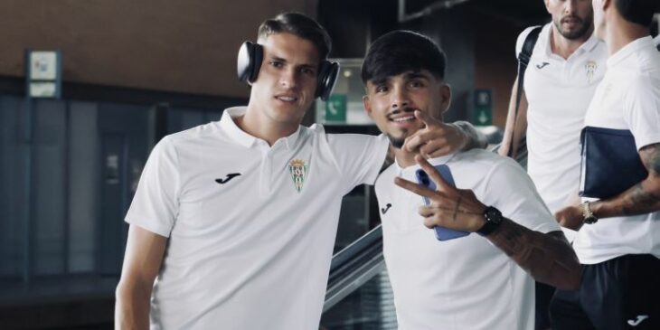 La cara de pocos amigos de Álex Sala junto al sonriente Kevin antes de montarse en el tren rumbo a Oliva.