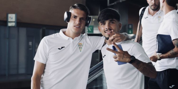 La cara de pocos amigos de Álex Sala junto al sonriente Kevin antes de montarse en el tren rumbo a Oliva.