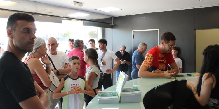 Los primeros cordobesistas que buscaron su altas nuevas como abonados con cita previa al margen de la venta libre on line.