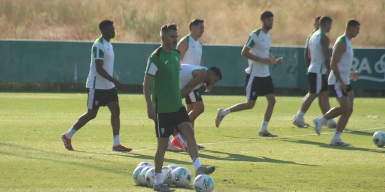 Iván Ania dando instrucciones a sus hombres en la Ciudad Deportiva.