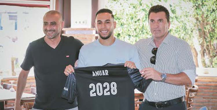 Anuar es un presentación como jugador del Ceuta.