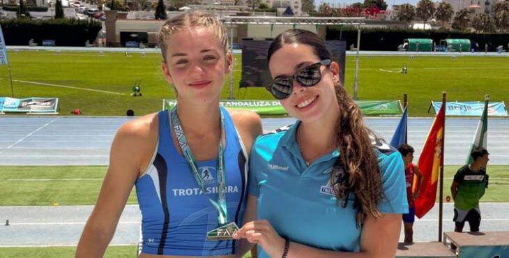 Blanca Anguiano posa con su oro en el Andaluz sub16.