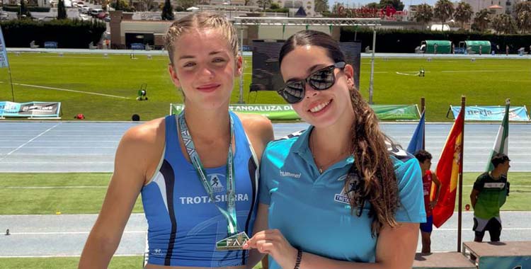 Blanca Anguiano posa con su oro en el Andaluz sub16.