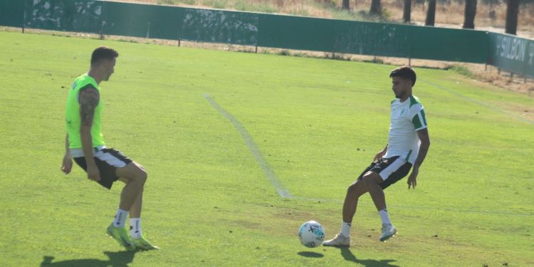 Calderón controla el balón ante Albarrán.