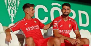Pedro Ortiz y Xavi Sintes posan con la tercera equipación.