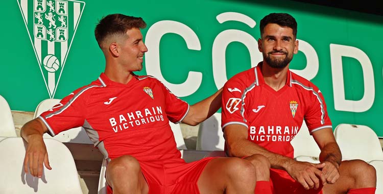 Pedro Ortiz y Xavi Sintes posan con la tercera equipación.