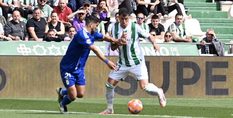 Carracedo intenta superar a un jugador del Oviedo.