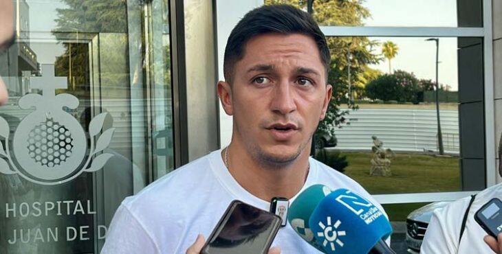 Carracedo atiende a los medios antes del reconocimiento médico.