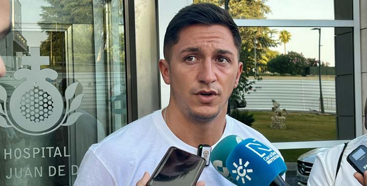 Carracedo atiende a los medios antes del reconocimiento médico.