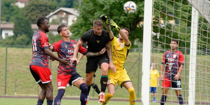 Antonio Casas marcando su primer gol con el Venezia.