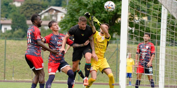 Antonio Casas marcando su primer gol con el Venezia.