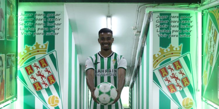 Sonriente. Dalisson mostrando el balón del Córdoba, su nuevo equipo.