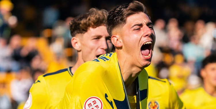 Dani Requena celebra un gol con el Villarreal B.