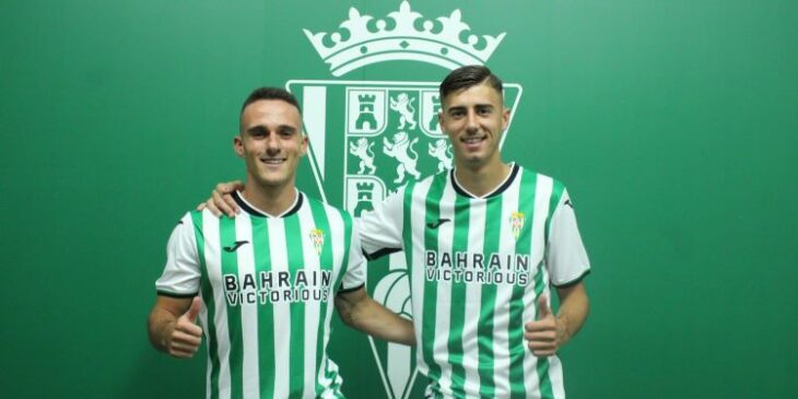 Diego Bri y Dani Requena mostrando sus pulgares a la cámara de Cordobadeporte.