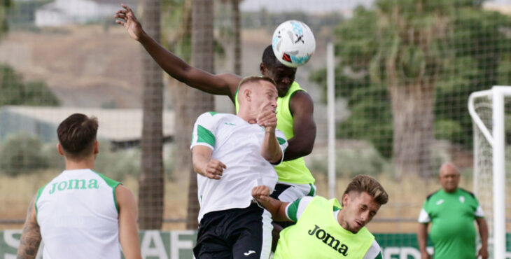 Obolskii pugna con Fomeyem en un entrenamiento.