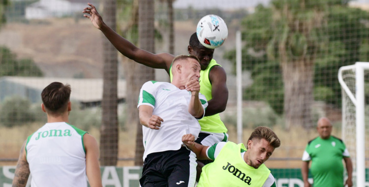Obolskii pugna con Fomeyem en un entrenamiento.