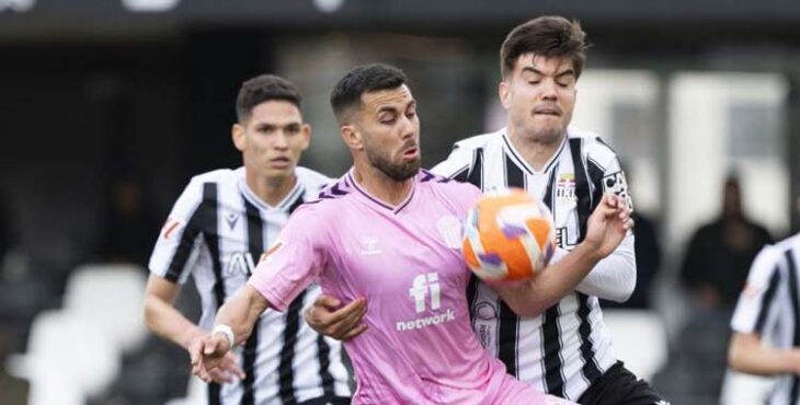 Fede Vico protege el balón en un partido con el Eldense.
