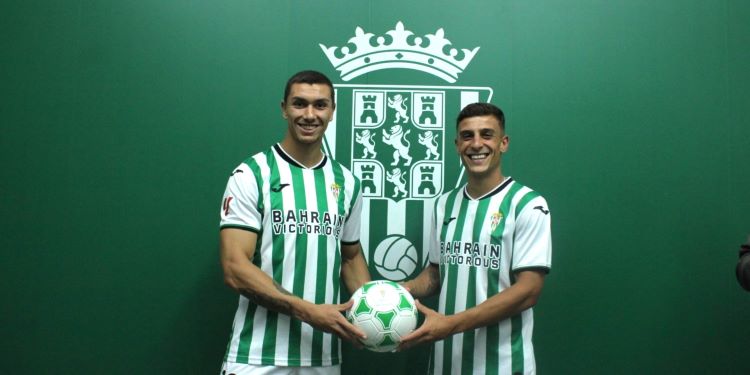 Sonrientes. Adrián Fuentes y Juan María Alcedo durante su presentación.