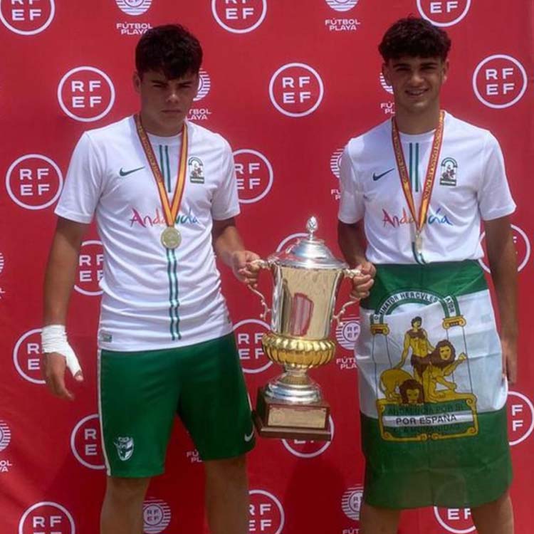 Asier y Álvaro posan como campeones de España cadetes de fútbol playa.