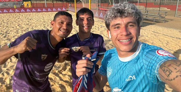 Jugadores del Gestión y Calor posan tras un partido.