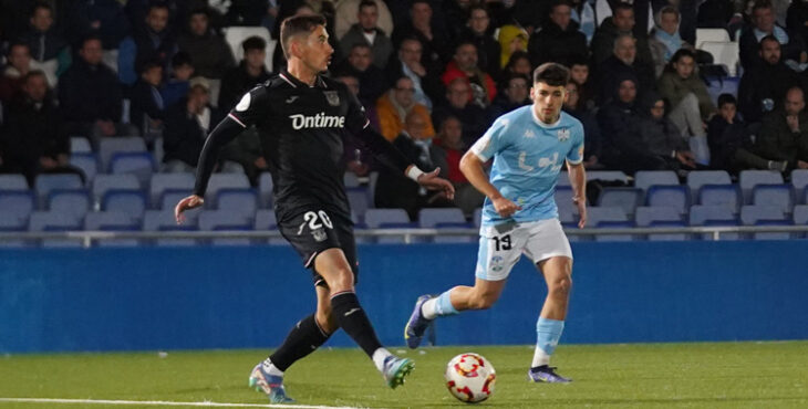Hugo Fuentes presiona a un jugador del Leganés en la Copa.