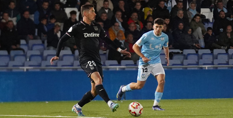 Hugo Fuentes presiona a un jugador del Leganés en la Copa.