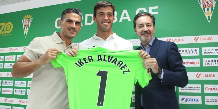 Feliz. Iker Álvarez mostrando su camiseta entre Juanito y Monterrubio.