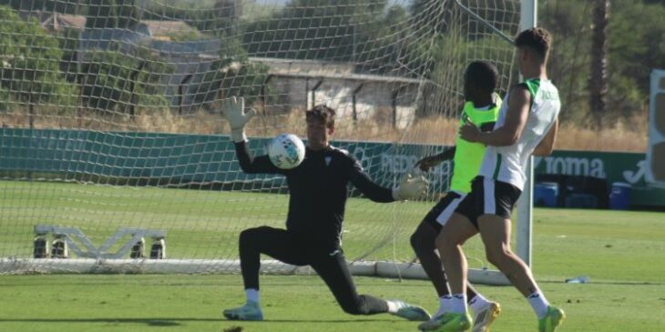 Iker Álvarez cubriendo un remate con cuerpo y manos ante Fomeyen.