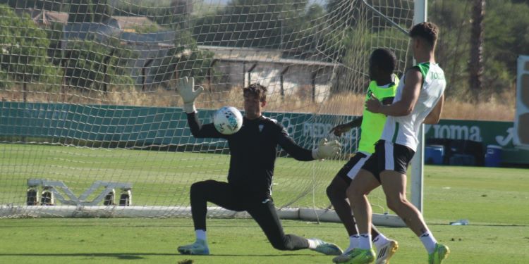 Iker Álvarez cubriendo un remate con cuerpo y manos ante Fomeyen.