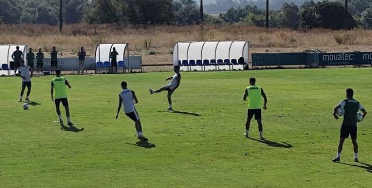 Iván Ania sigue el trabajo de sus jugadores.